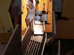 Процесс резки круглой стойки, передней стороны, поперечного сечения без следов вибрации